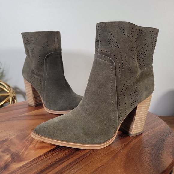 Vince Camuto Green Suede Boots Western Perforated Pointed Toe Size 7.5 - Picture 8 of 15